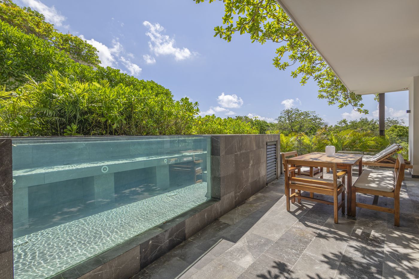 ISARA Tulum — Piscina privada con vista a la selva