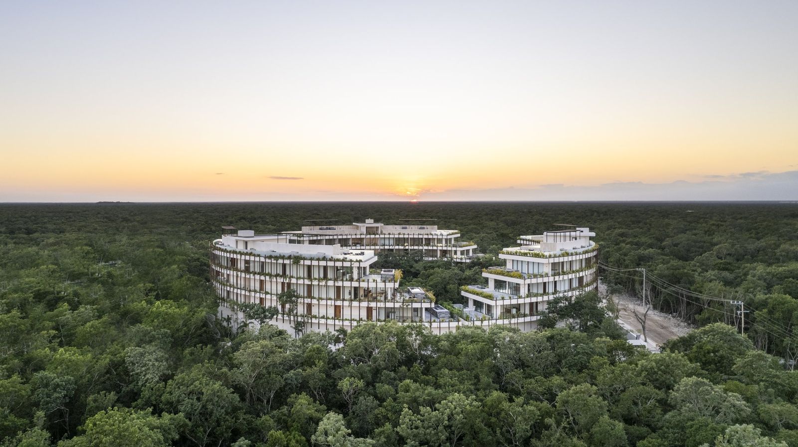 ISARA Tulum — Vista aérea al atardecer