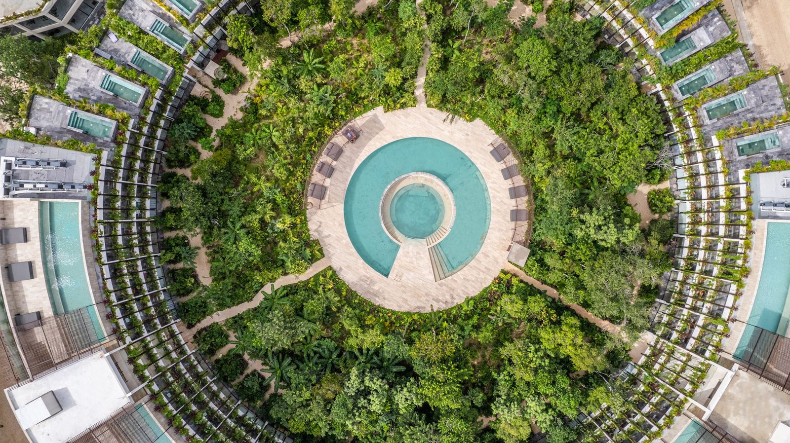 ISARA Tulum — Vista aérea de la alberca circular