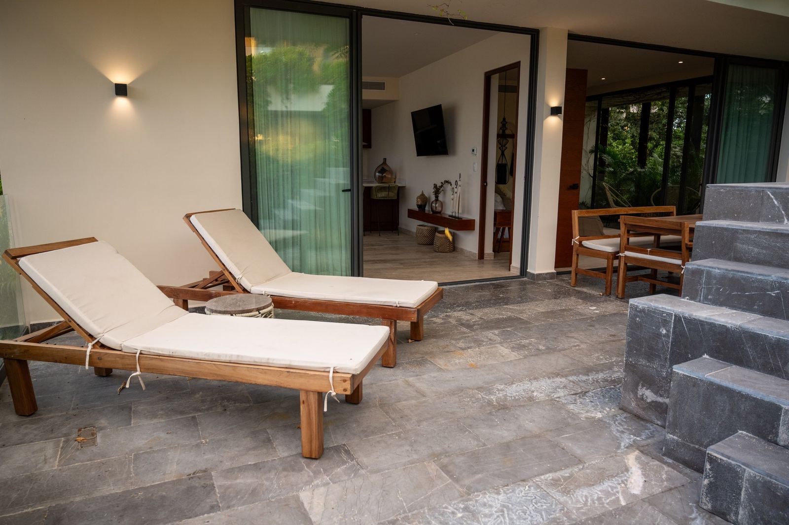 ISARA Tulum — Terraza con camastros