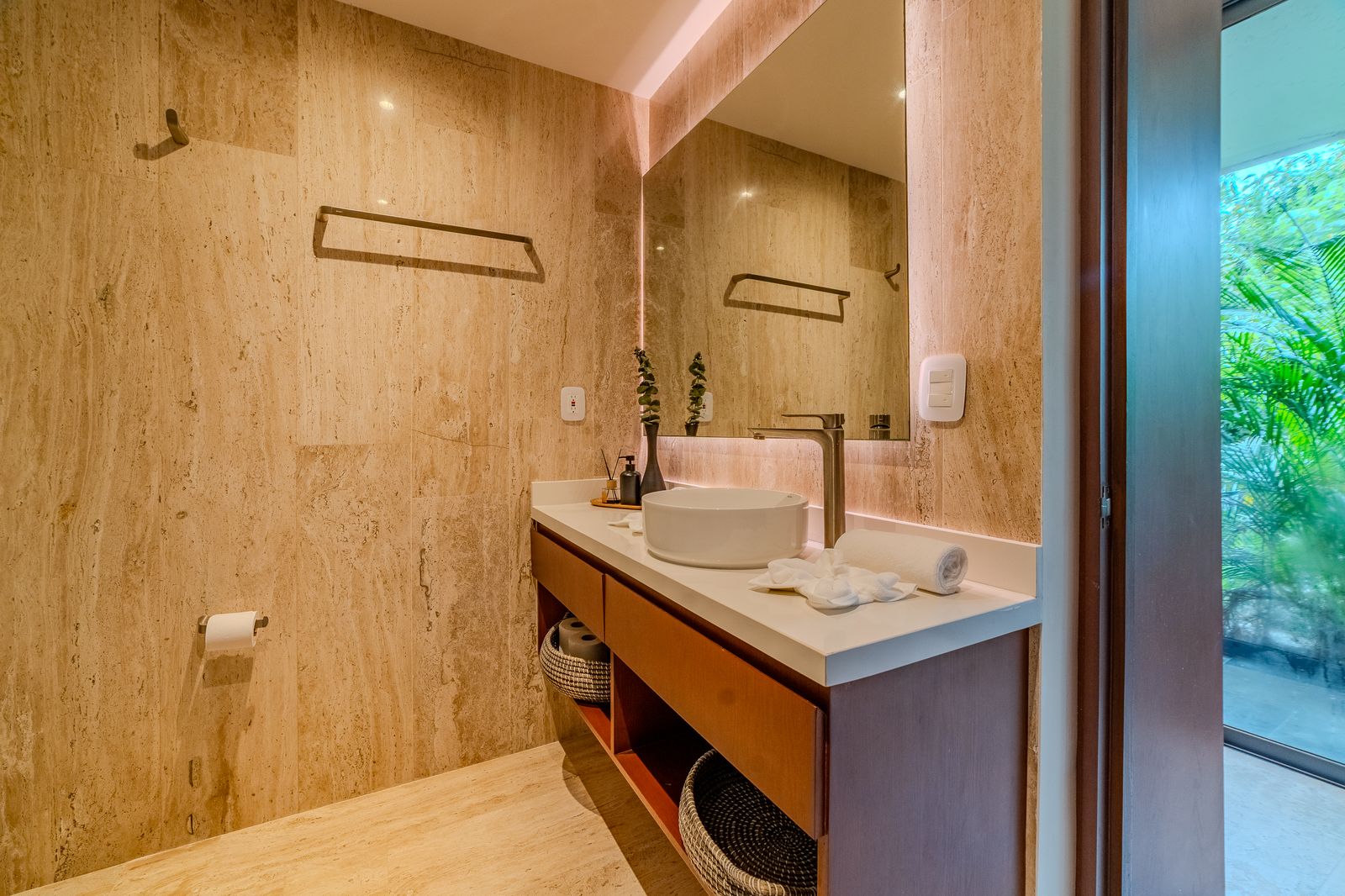 ISARA Tulum — Baño de mármol