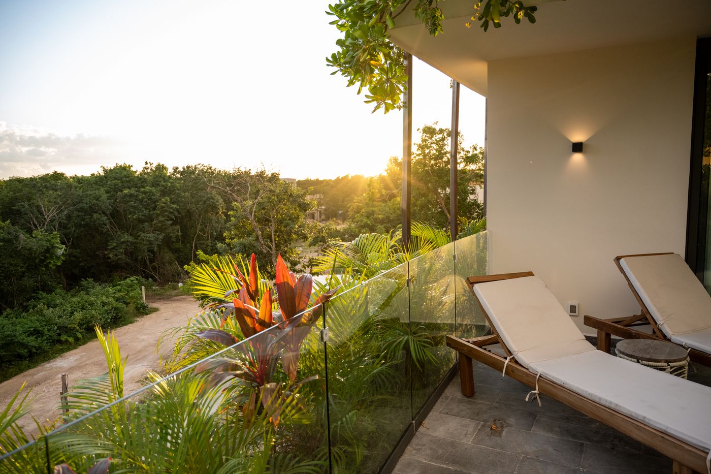 ISARA Tulum — Terraza al atardecer