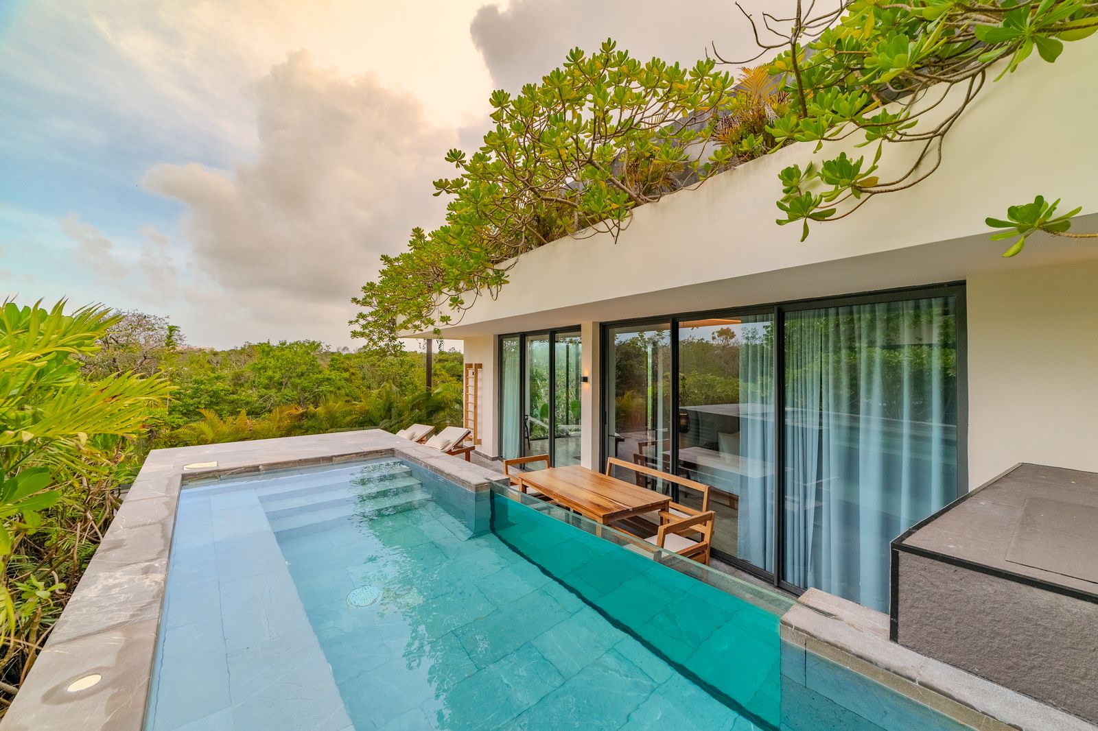 ISARA Tulum — Piscina al atardecer