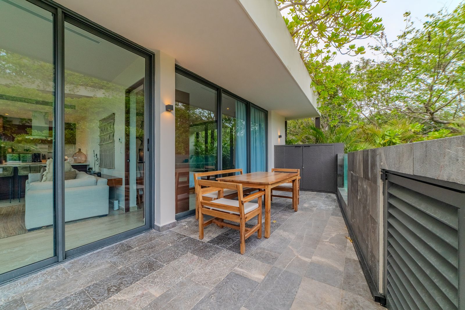 ISARA Tulum — Terraza con comedor