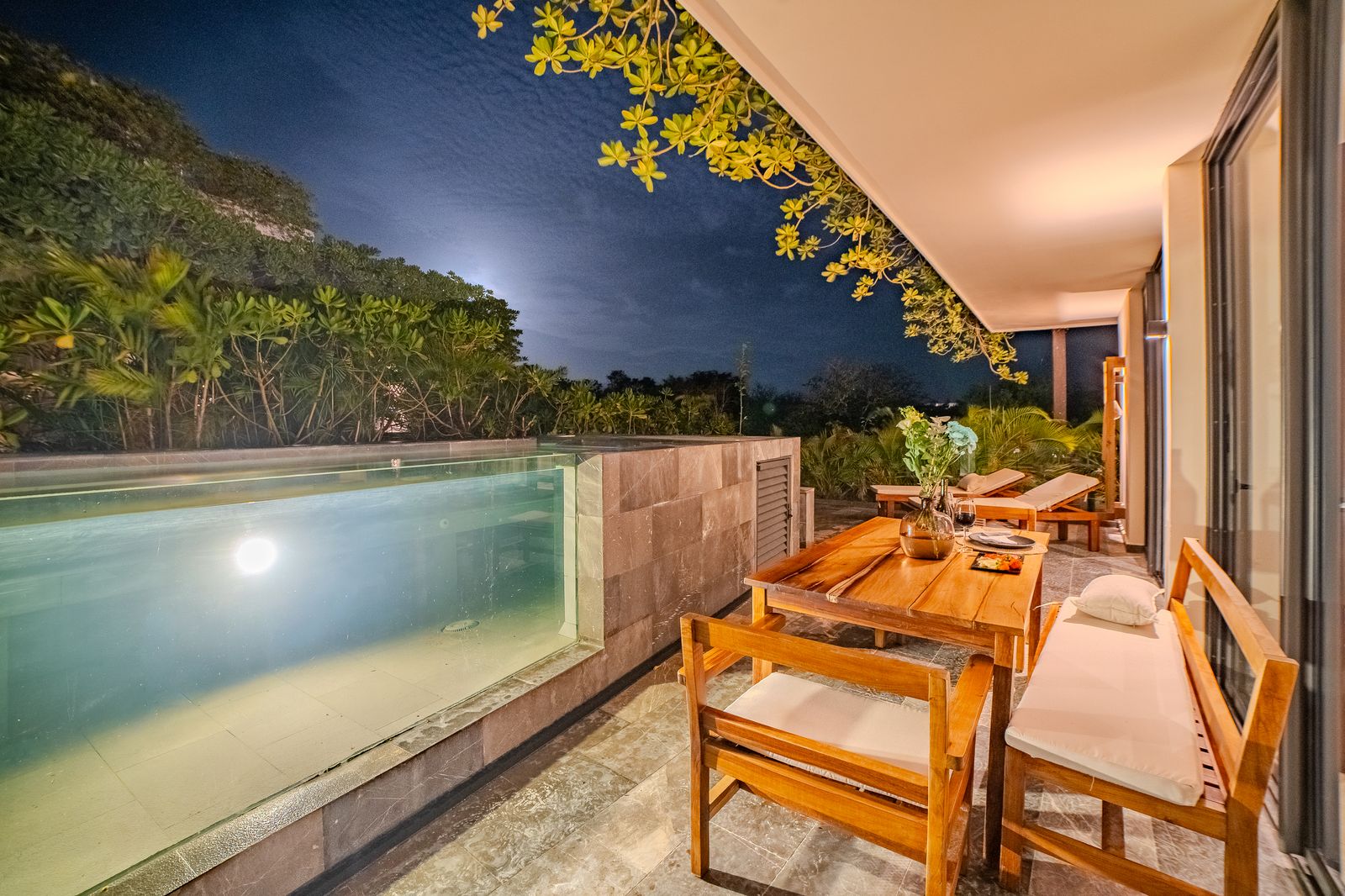 ISARA Tulum — Piscina de noche