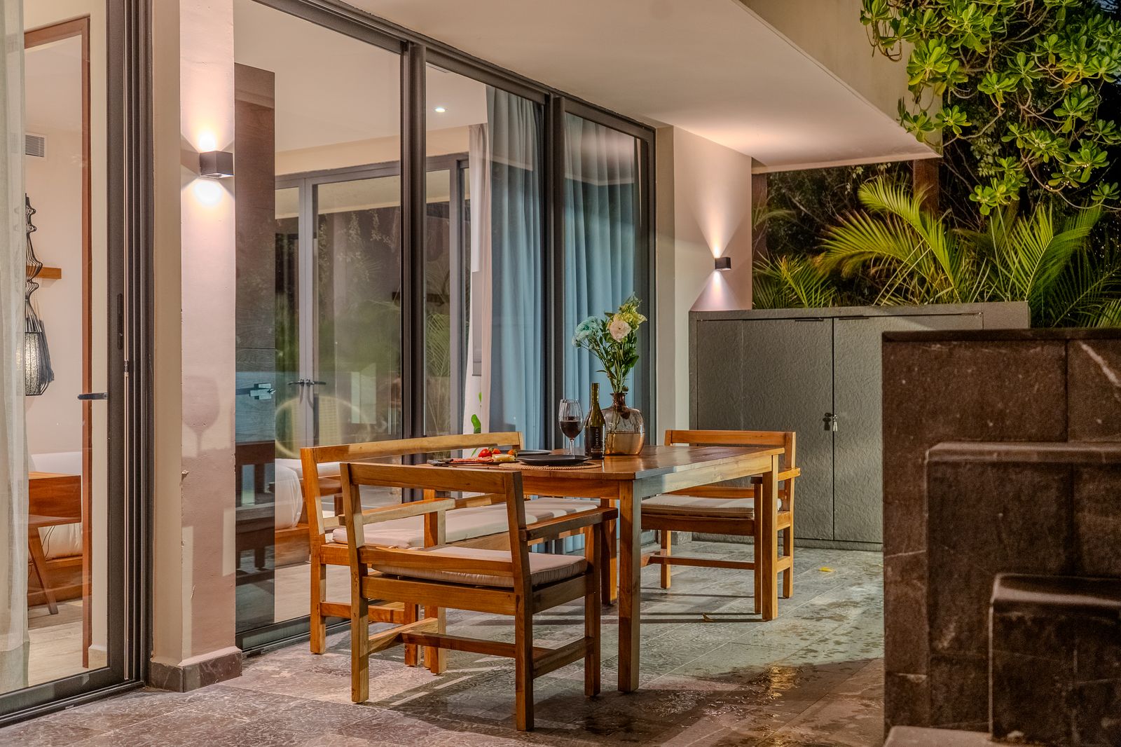 ISARA Tulum — Terraza de noche