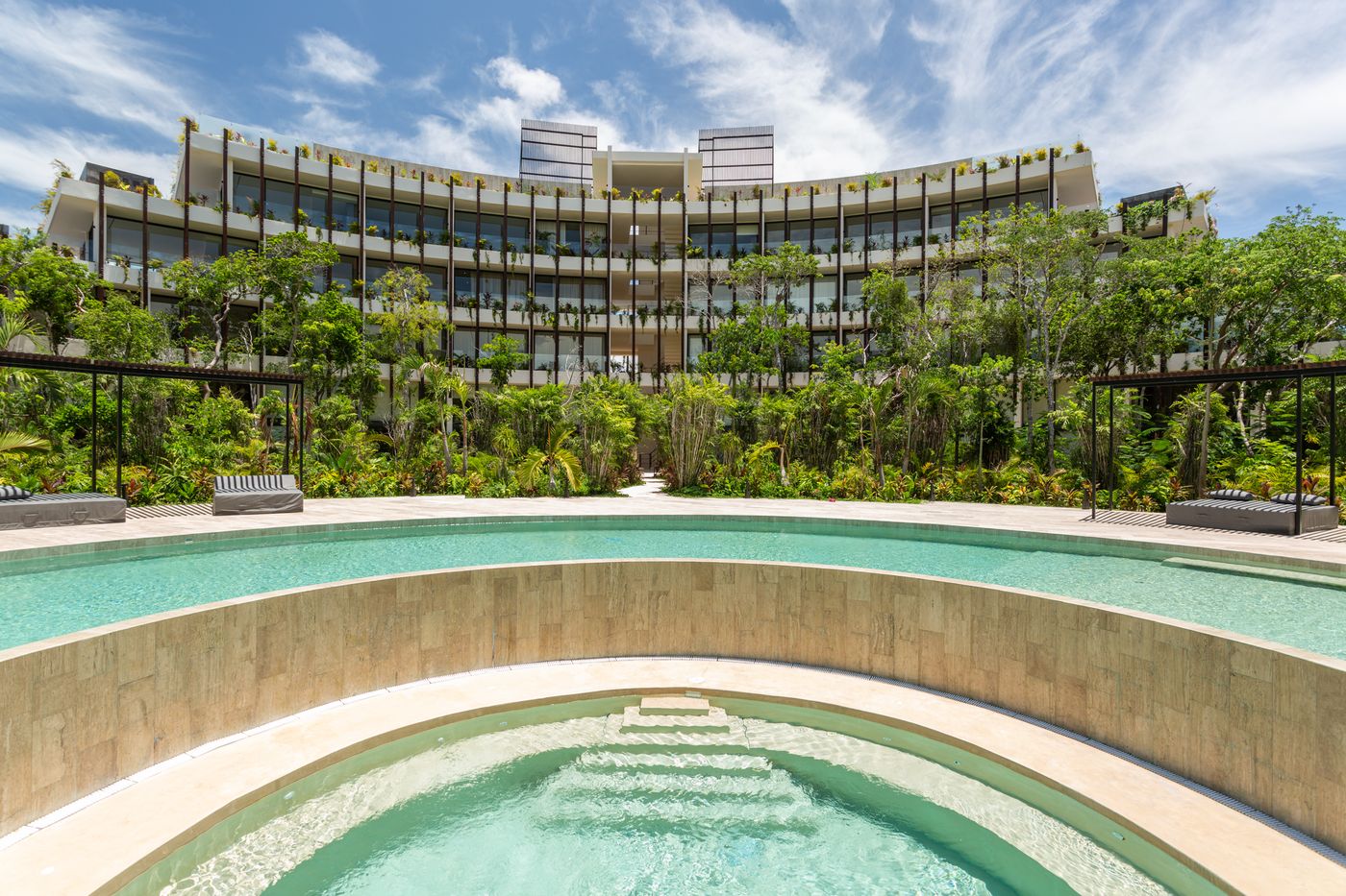 ISARA Tulum — Vista del complejo y albercas